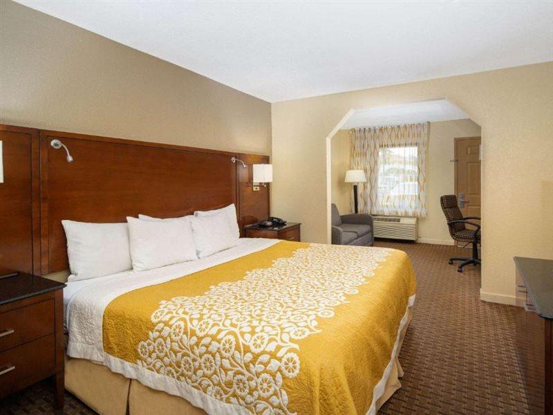 Days Inn By Wyndham Thomaston Екстер'єр фото
