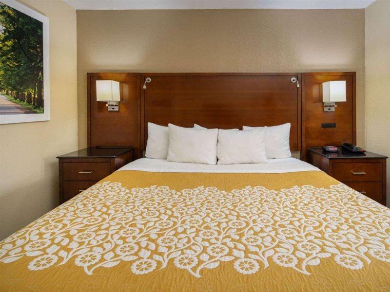 Days Inn By Wyndham Thomaston Екстер'єр фото